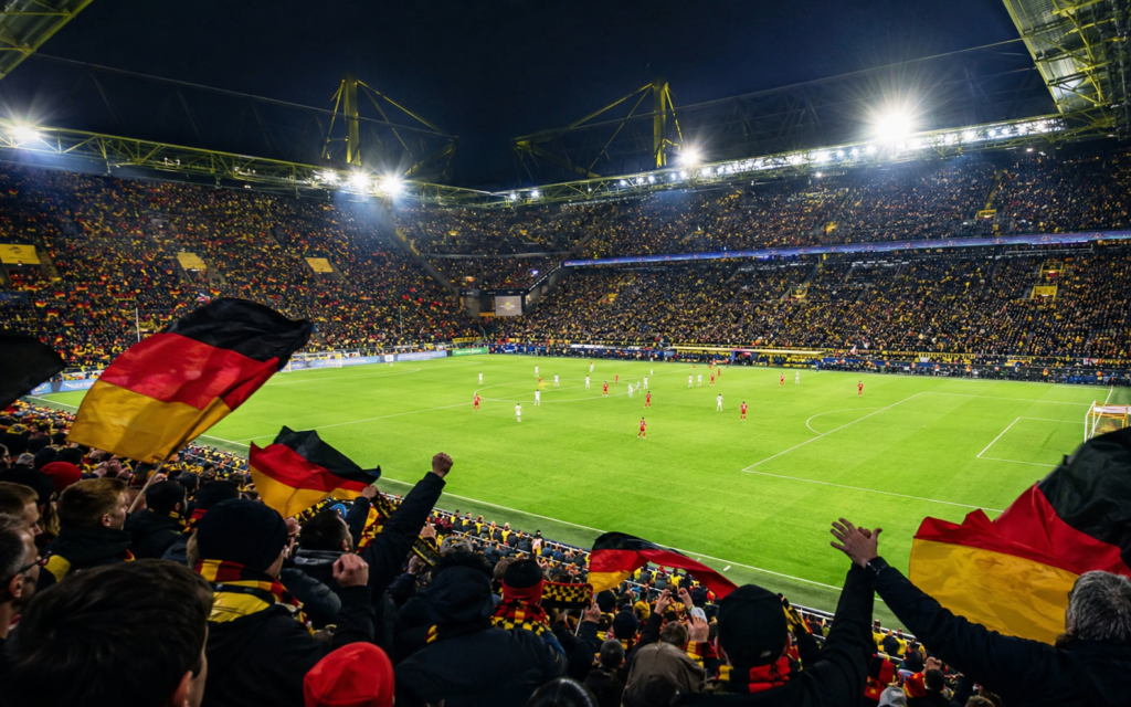 Không khí cuồng nhiệt trên khán đài Bundesliga, nơi người hâm mộ tạo nên sức nóng đặc trưng của bóng đá Đức