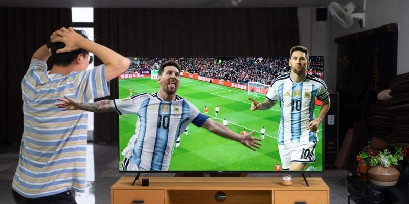 TV phù hợp không gian rộng, điện thoại nổi bật nhờ tính cơ động